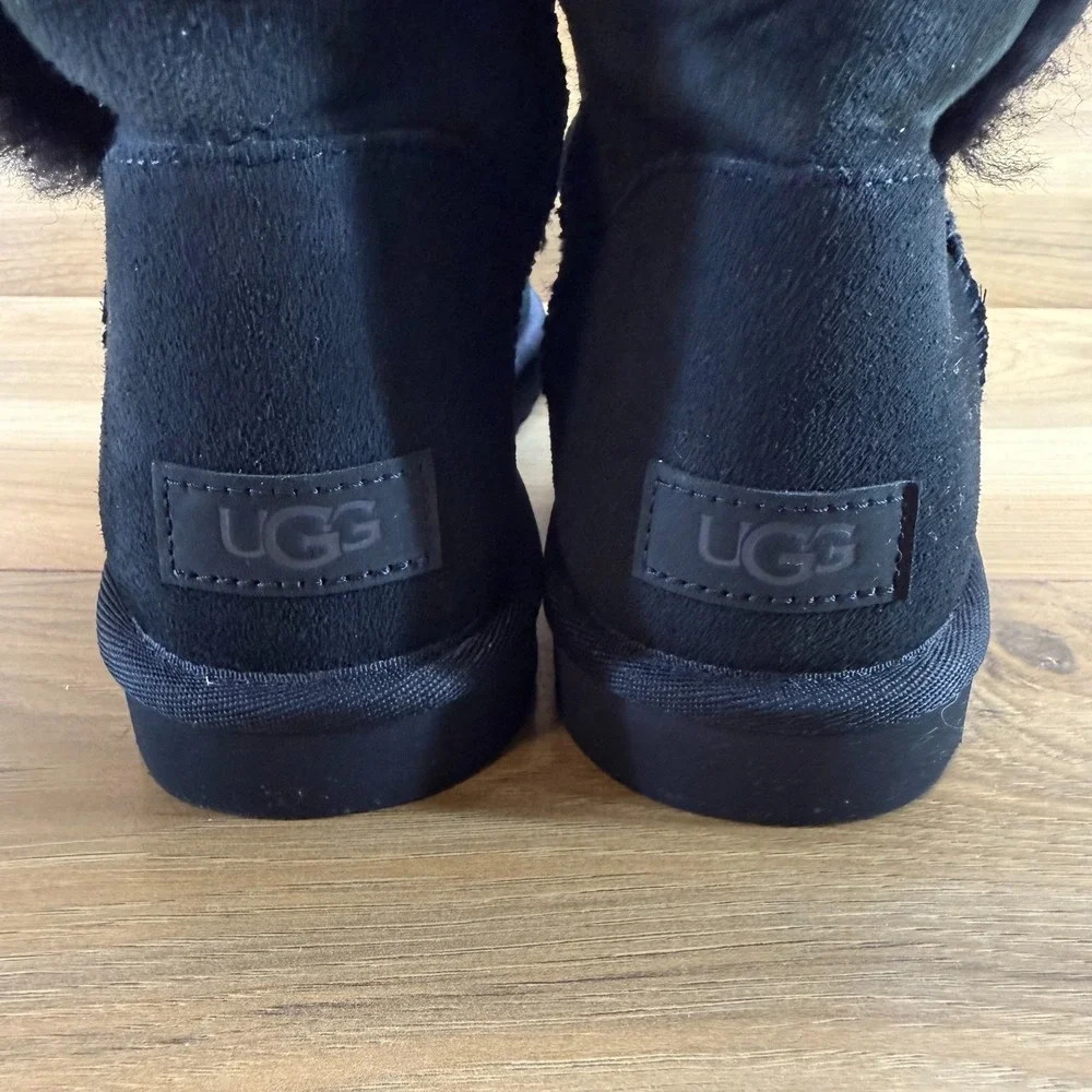 UGG Bailey Button Short Boots Womens 9 Black Suede Shearling Fur Lined Cozy